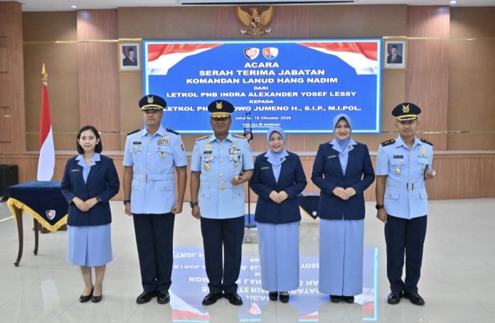 Serah terima jabatan Komandan Lanud Hang Nadim dari Letkol Pnb Indra Alexander Yosef Lessy, M.M.D.S., kepada Letkol Pnb Wibowo Jumeno Hariyanto, S.I.P., M.I.Pol., di Gedung Roesmin Makodau I, Jakarta, Minggu (18/10/2026). (Istimewa)