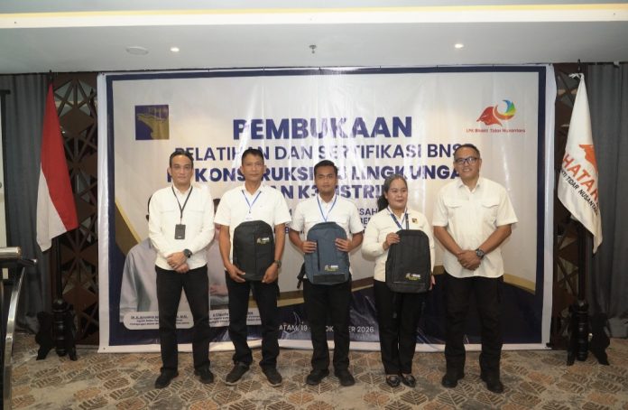 BP Batam melalui Biro Sumber Daya Manusia bekerja sama dengan LPK Bhakti Tidar Nusantara menyelenggarakan Pelatihan dan Sertifikasi BNSP K3 Konstruksi, K3 Lingkungan, dan K3 Listrik di Hotel Santika, Senin (19/10/2026). (Humas BP Batam)