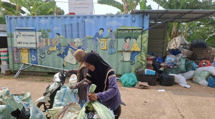 Beberapa nasabah Bank Sampah tengah mengantarkan beberapa karung botol bekas ke Kontainer Kampung KIMARA. (uly)