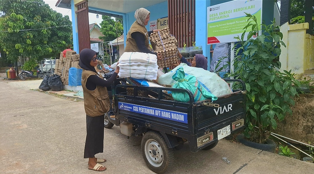 Tiga Pengurus Bank Sampah di RT One Berseri. (uly)