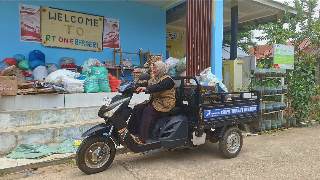 Ketua Kelompok Unit Bank Samah One Berseri, Kartini Majid (52), seorang ibu empat anak tengah mengendari motor roda tiga bantuan dari CSR Pertamina. (uly)