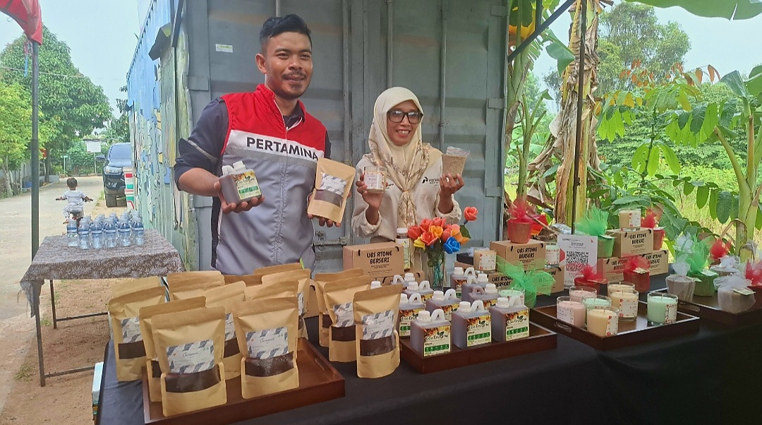 Pengurus Bank Sampah RT One Berseri sedang mempromosikan hasil jualannya. (uly)