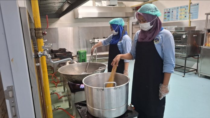 Dua orang Petugas SPPG Baloi Permai 4 Perumahan Bida Asri 1 tengah menunjukkan cara memasak menggunakan jargas pipa, Rabu (28/10/2026). (uly)